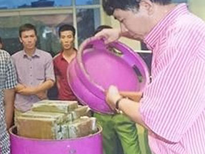 Độn hàng trăm bánh heroin trong bình gas