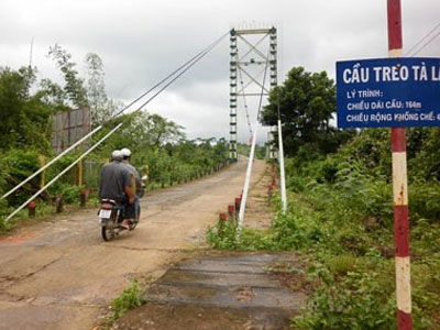 Sập cầu treo, 4 người rơi xuống sông Đồng Nai