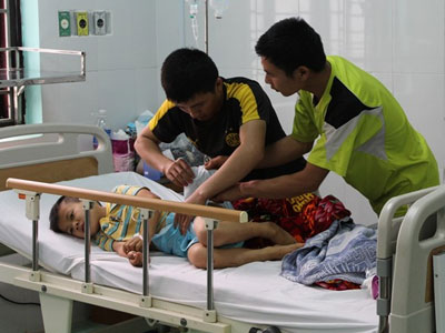Bé 8 tuổi ngộ độc tử vong, nghi do ăn mì gói