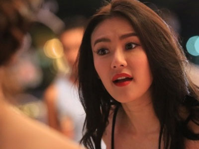 Chồng nuốt nước bọt nhìn chằm chằm theo ô sin trẻ