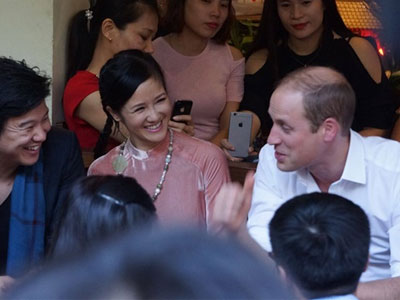Hoàng tử Anh William uống cà phê trên phố cổ Hà Nội