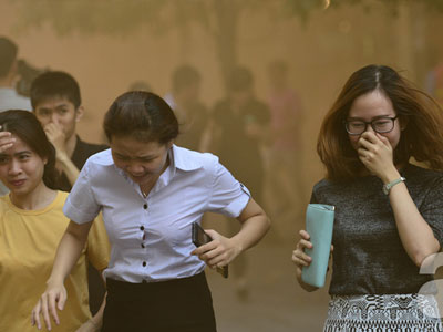 Khói bay mù mịt, hàng trăm cô gái công sở chạy khỏi tòa nhà cao nhất TP.HCM