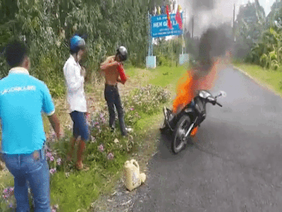 Không biết dùng bình cứu hỏa, 3 nam thanh niên ngậm ngùi nhìn xe máy bị lửa thiêu rụi