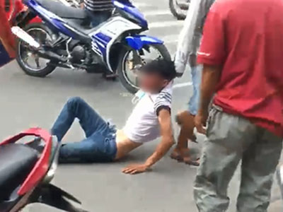 Thanh niên trộm xe máy bị kéo lê, đánh đập dã man giữa đường phố Sài Gòn