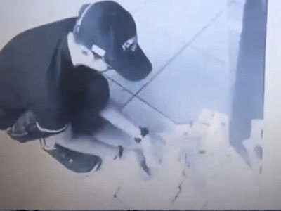 Cây ATM bị lỗi nhả xối xả 50 triệu, nam thanh niên vơ vội vơ vàng trong ngỡ ngàng