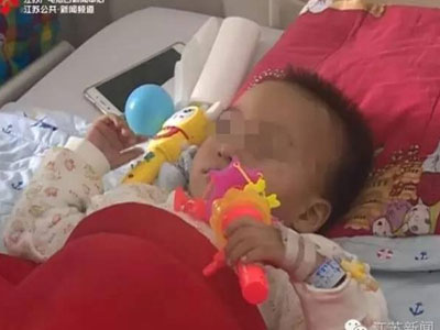 Chỉ vì người lớn sơ sẩy, chị gái 3 tuổi đã khiến em trai 2 tuổi bị liệt nửa thân dưới, cắt bỏ thận phải
