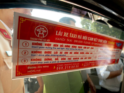 Hà Nội dán tem tài xế taxi không lấy tài sản của khách để quên