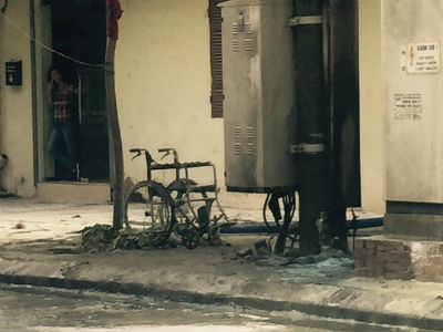 Hà Nội: Nổ bốt điện ở Hà Đông, cụ bà bán nước và người chồng ngồi xe lăn bỏng nặng