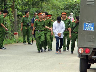Kẻ giết vợ con cán bộ huyện thực nghiệm hiện trường