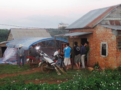 Lấy mẫu thức ăn gia đình 2 chị em ngộ độc xét nghiệm