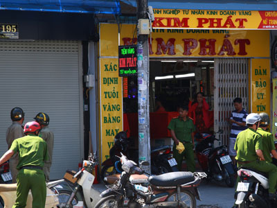 Người mang xăng đến tiệm vàng "xin" 200 triệu đồng nghi bị tâm thần
