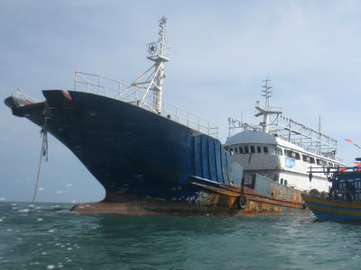 Tàu lạ không có người trôi dạt trên biển Bình Thuận