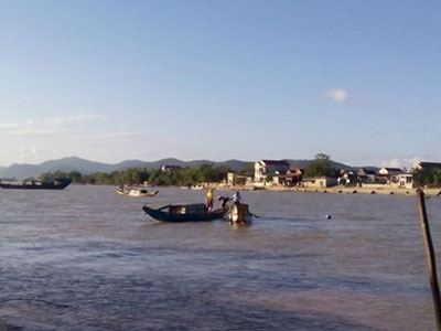 Tìm thấy thi thể cháu bé rơi xuống sông Gianh