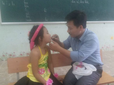 Bức ảnh thầy giáo cặm cụi tô son cho học trò thi văn nghệ khiến dân mạng "tan chảy"