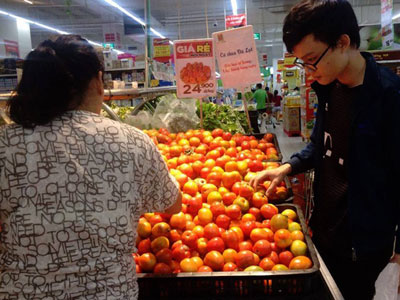 Cà chua "cháy" hàng, nhiều người vào siêu thị gom ra chợ bán hưởng chênh lệch