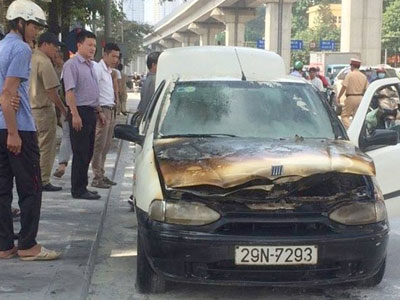 Hà Nội: 2 người thoát khỏi xế hộp bốc cháy trên phố