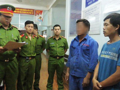 Bắt hai cán bộ đô thị nhận tiền “làm ngơ” cho xây nhà trái phép