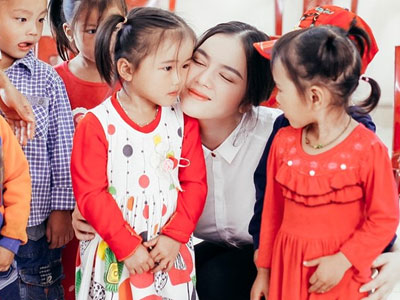 Lý Nhã Kỳ ủng hộ đồng bào miền Trung 500 triệu đồng