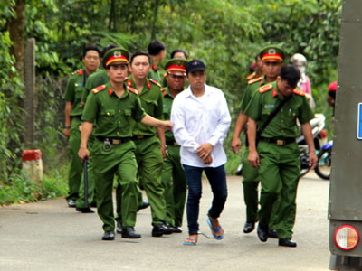 Nghi phạm giết 2 mẹ con trong biệt thự thực nghiệm hiện trường