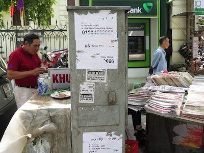 Người dân hồn nhiên buôn bán bên “bom nổ chậm”