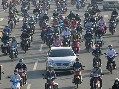 Xe máy chiếm hết làn đường ôtô ở đại lộ đẹp nhất Sài Gòn