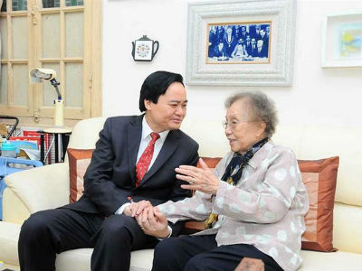 Bộ trưởng Phùng Xuân Nhạ thăm và tri ân nguyên Phó Chủ tịch nước Nguyễn Thị Bình
