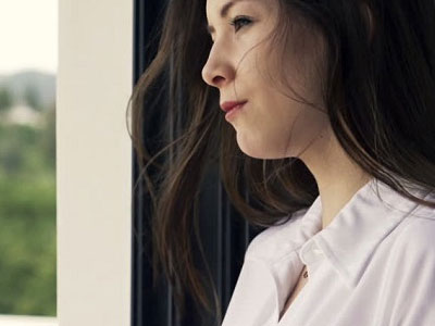 Chồng đưa lọ thuốc cho tôi và bảo: "5 triệu đấy, cầm lấy mà bôi cho nó nở ra"