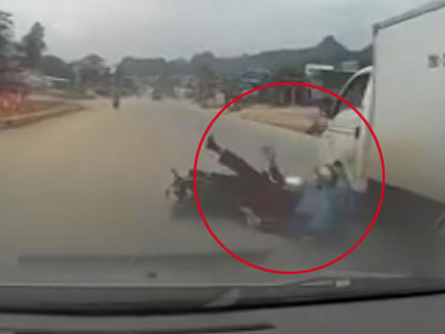Clip: Tài xế phanh cháy lốp tránh xe máy ngã trước đầu ôtô