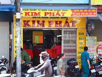 Giây phút kẻ "xin đểu" 200 triệu đồng lao vào tiệm vàng uy hiếp