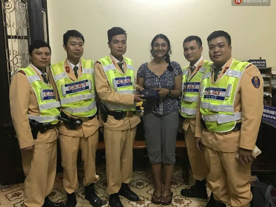 Hà Nội: CSGT chặn bắt nam thanh niên cướp ví tiền của nữ du khách người Úc