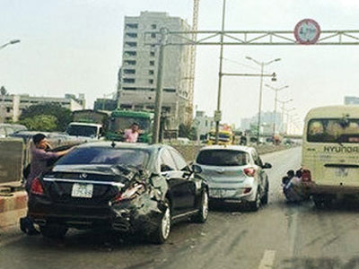 Hà Nội: Xe bạc tỷ gặp nạn ở đường trên cao