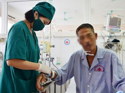 Hôn mê sâu vì ăn tiết canh nhiễm khuẩn