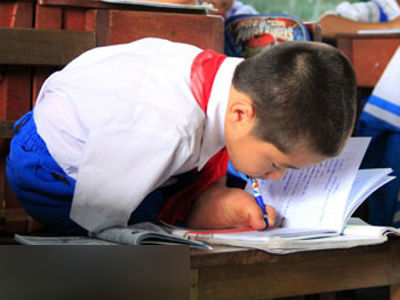 Rơi lệ chuyện cậu bé không tay, chân thấp chân cao bị bố mẹ bỏ rơi