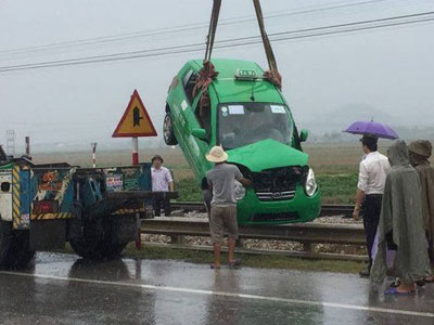 Tàu hoả đâm văng taxi, 3 người thoát chết may mắn