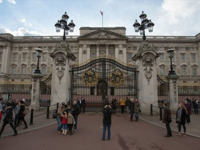 Người Anh muốn Hoàng gia tự trả tiền sửa điện Buckingham