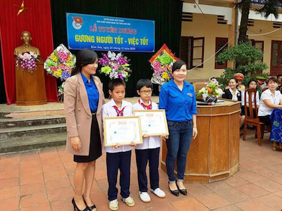2 học sinh nghèo nhặt được ví tiền trả lại người mất