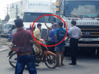 2 tài xế định "choảng" nhau bằng gậy, tuýp sắt gây náo loạn cả khu vực