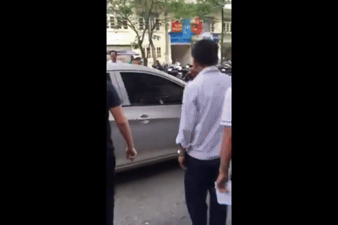 Clip: Bị thổi phạt vì vi phạm, tài xế ô tô đâm CSGT trên đường phố Hà Nội rồi bỏ chạy