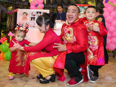 Gia đình Hiếu Hiền mặc áo dài đỏ mừng thôi nôi con gái