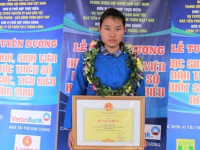 Nữ sinh đoạt giải QG "trượt" ĐH được trao học bổng 300 triệu đồng