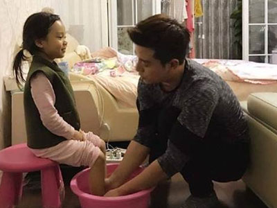 Sự thật bức ảnh ông bố soái ca quỳ gối rửa chân cho con gái được săn lùng