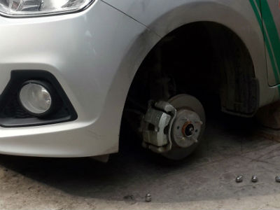 Xe hơi đang đậu, bỗng dưng... mất bánh