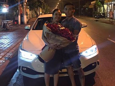 Anh chồng "nổi nhất đêm" mua xe BMW tặng vợ kỷ niệm 10 năm yêu nhau khiến dân tình xuýt xoa