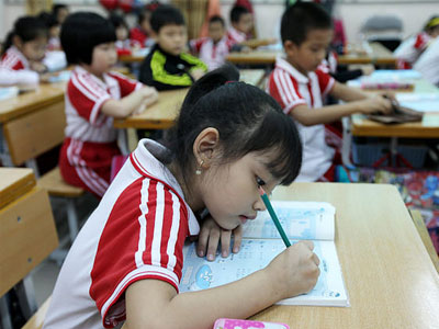 Bị cấm, trường tiểu học vẫn giao bài tập về nhà