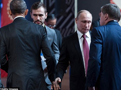 Cái bắt tay lạnh lùng giữa Obama và Putin