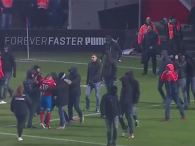 Đội nhà xuống hạng, CĐV tấn công con trai Henrik Larsson