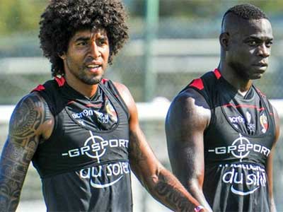 Đồng đội không dám làm đau Balotelli trên sân tập