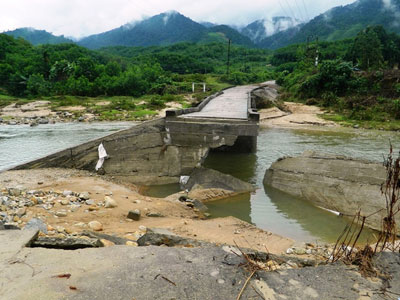 Sau mưa lũ, lộ cây cầu bê tông... không lõi thép