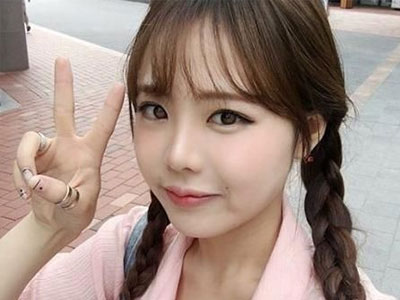 Bà mẹ hai con trẻ như học sinh cấp 2 nổi tiếng xứ Hàn