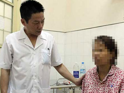 Bác sĩ thót tim vì cấp cứu xong, mới biết sản phụ có "H"